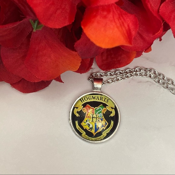 Harry Potter Hogwarts House Crest Pendant - Picture 5 of 11